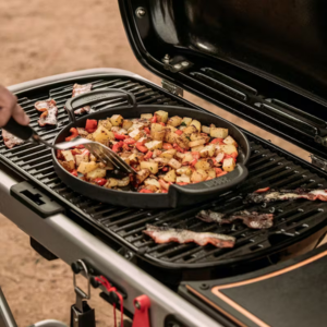 Cocinando sobre la parrilla de la weber traveler