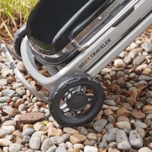 Ruedas de la weber traveler sobre terreno empedrado