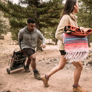 La weber traveler siendo llevada al bosque gracias a sus ruedas y facil transporte