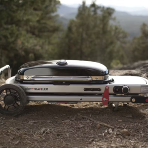 la traveler weber cerrada. Al fondo un bosque