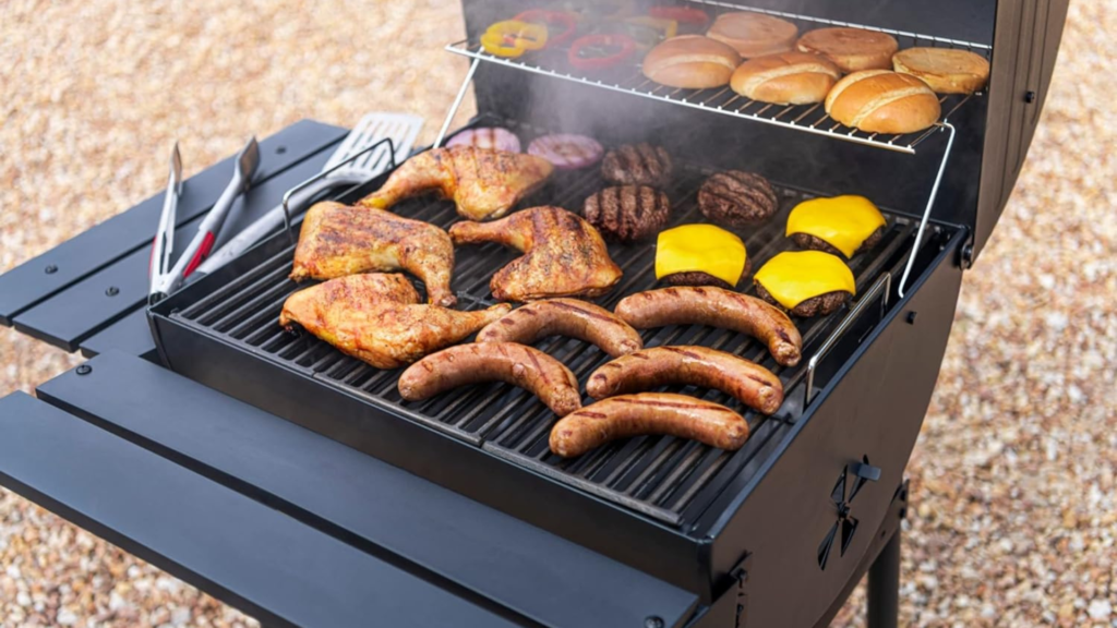 Pollo, salchichas, hamburguesas, panes y verduras haciéndose en la Barbacoa de bidón Big Barrel de CharBroil