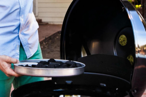 Llenado de carbón de una barbacoa de carbón de la marca CharBroil