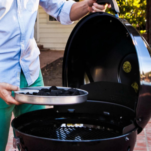 Llenado de carbón de una barbacoa de carbón de la marca CharBroil