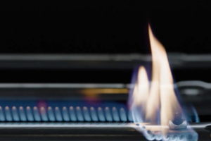 Llama con fuego azul en una barbacoa de gas CharBroil