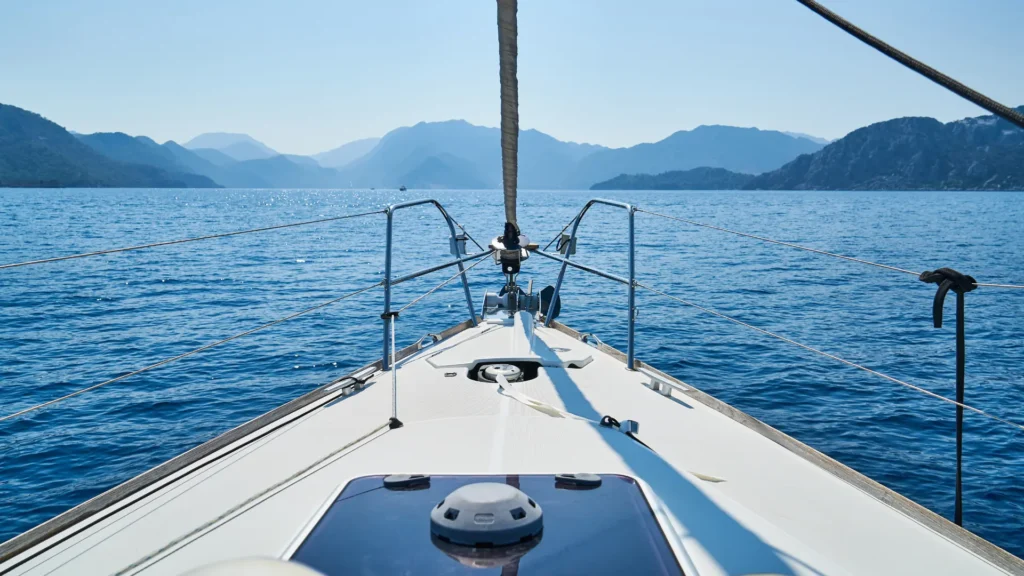Barco velero navegando en un mar con calma