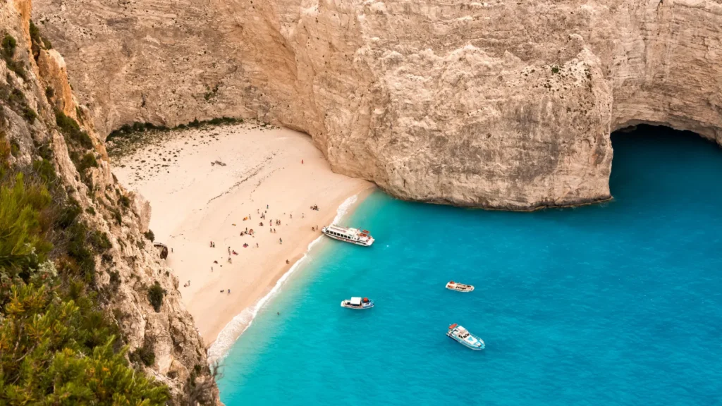 Barcos fondeados en una cala